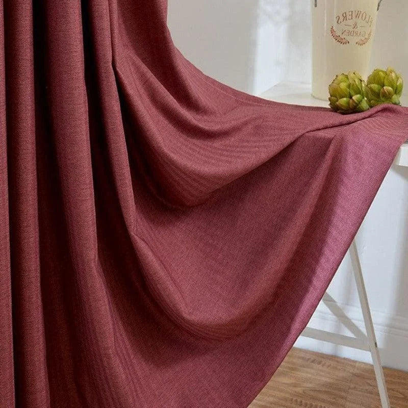 Rideau élégant couleur bordeaux, aménageant un intérieur raffiné et accueillant. Idéal pour ajouter une touche de sophistication et de chaleur à votre salon ou chambre. Disponible pour divers styles de décoration intérieure.