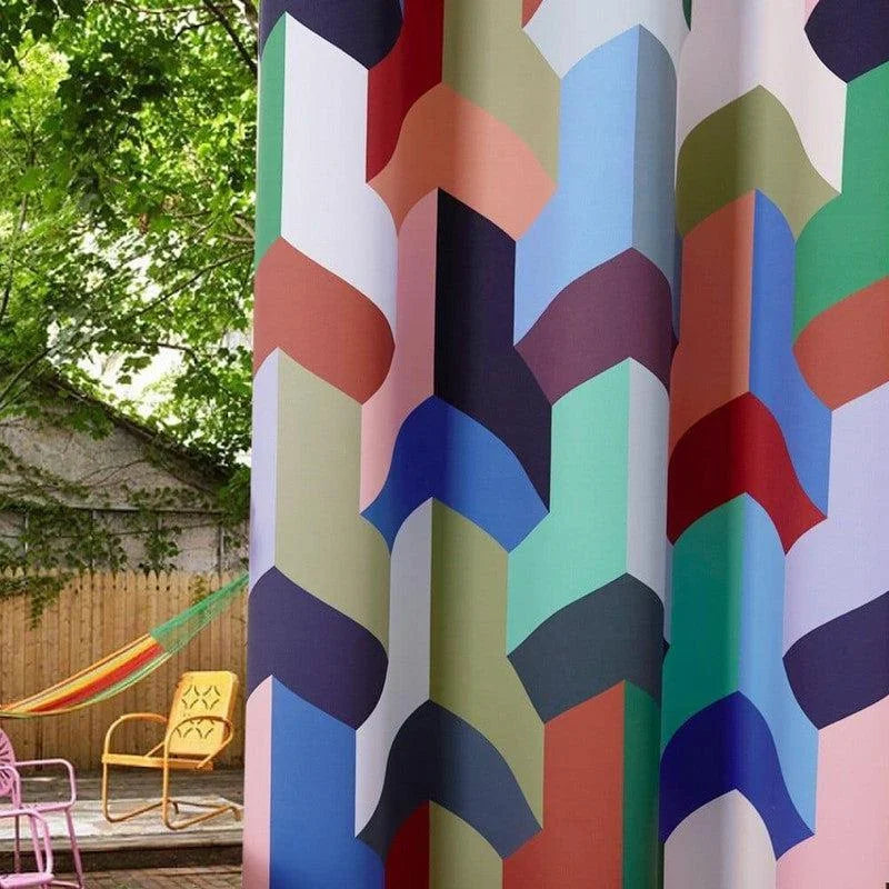 Rideau coloré avec motifs géométriques modernes, parfait pour une décoration intérieure audacieuse et vivante. Conçu pour apporter une touche artistique à votre espace, s’intègre élégamment dans un salon contemporain ou une chambre à coucher. Ajoutez de la personnalité à votre décoration avec ce design unique et vibrant.