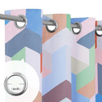 Rideau avec motifs géométriques multicolores et œillets métalliques. Parfait pour ajouter une touche contemporaine et colorée à votre intérieur. Installation facile, idéal pour les salons et chambres modernes.