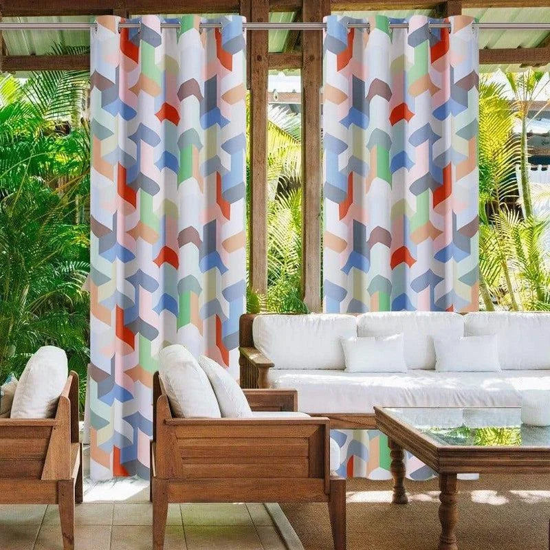 Rideaux colorés avec motif géométrique moderne suspendus dans un espace extérieur élégant, accompagnés d'un mobilier en bois et de plantes vertes. Idéal pour créer une ambiance vivante et accueillante sur une terrasse ou dans un jardin.