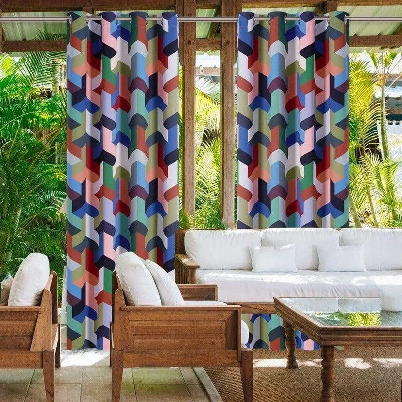 Rideaux colorés à motifs géométriques pour terrasse extérieure, ajoutant une touche moderne et vibrante à l'espace de détente. Parfait pour créer une atmosphère accueillante dans votre jardin ou patio, ces rideaux assurent intimité et style. Idéal pour les environnements extérieurs, ils s'intègrent harmonieusement avec du mobilier en bois et végétation luxuriante.