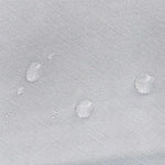 Gouttes d'eau sur une surface blanche offrant une protection imperméable, idéale pour protéger contre les éclaboussures.