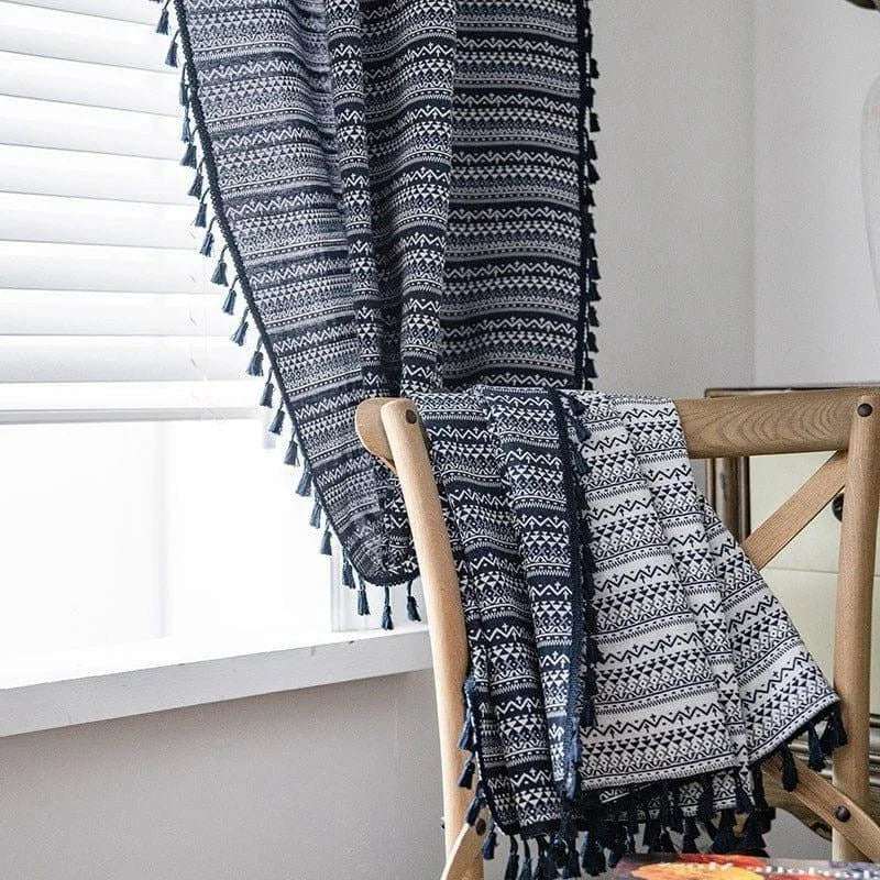 Plaid élégant à motifs géométriques noirs et blancs, parfait pour sublimer la décoration intérieure. Idéal pour une touche de confort et de style scandinave dans votre salon ou votre chambre. Ce plaid à franges apporte une ambiance chaleureuse à tout espace de vie.