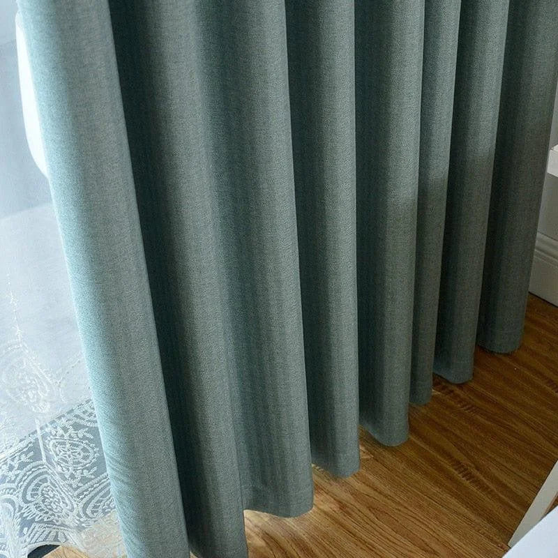 Rideaux élégants de couleur bleu-gris pour embellir votre intérieur. Idéal pour chambre ou salon, ces rideaux ajoutent une touche de sophistication tout en contrôlant la lumière naturelle. Installer facilement pour améliorer l'esthétique de votre pièce.