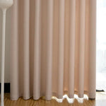 Rideau élégant de couleur beige pour salon moderne, apportant une touche de chaleur et de sophistication à votre intérieur. Ce modèle offre une belle tombée et s'intègre parfaitement dans divers styles de décoration, tout en permettant de réguler la luminosité naturelle de la pièce. Idéal pour créer une ambiance cosy et raffinée chez vous.