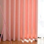 Rideau opaque rose pâle pour chambre, apportant une ambiance douce et chaleureuse. Idéal pour bloquer la lumière et ajouter une touche élégante à la décoration intérieure. Convient parfaitement aux salons, chambres ou espaces de détente.
