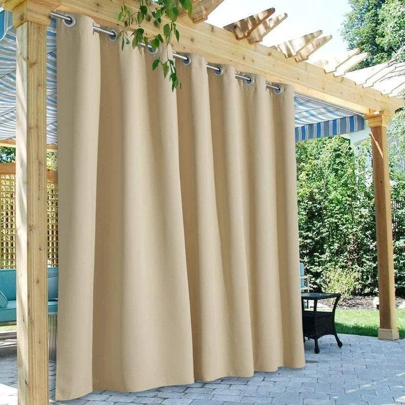 Rideau beige pour extérieur suspendu sous une pergola en bois, idéal pour créer un espace ombragé et privé dans le jardin ou sur la terrasse. Design élégant et moderne, parfait pour embellir l'espace extérieur tout en offrant une protection solaire efficace. Aménagement de jardin stylé avec mobilier de patio visible en arrière-plan, soulignant un cadre relaxant en plein air.