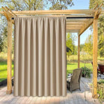 Rideau extérieur beige pour pergola moderne offrant une touche élégante à votre espace extérieur. Ce rideau décoratif, idéal pour les terrasses et les jardins, assure intimité et protection contre le soleil. Parfait pour créer un coin détente ou un salon de jardin convivial, il s'intègre harmonieusement dans tout style de décoration extérieure. Ajoutez une ambiance chaleureuse à votre pergola avec ce rideau pratique et esthétique.