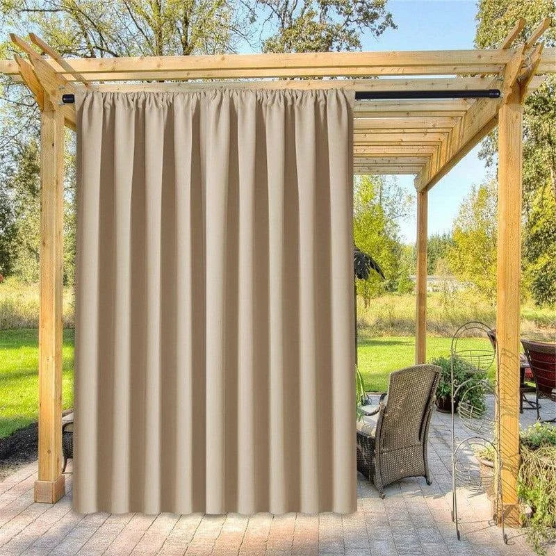 Rideau extérieur beige pour pergola moderne offrant une touche élégante à votre espace extérieur. Ce rideau décoratif, idéal pour les terrasses et les jardins, assure intimité et protection contre le soleil. Parfait pour créer un coin détente ou un salon de jardin convivial, il s'intègre harmonieusement dans tout style de décoration extérieure. Ajoutez une ambiance chaleureuse à votre pergola avec ce rideau pratique et esthétique.