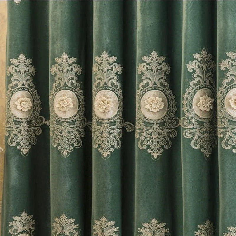 Rideau vert élégant avec motifs floraux brodés, parfait pour ajouter une touche de sophistication à votre intérieur. Ce rideau décoratif s'intègre parfaitement dans un salon ou une chambre, apportant une ambiance raffinée et chaleureuse à votre espace de vie.