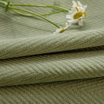 Plaid doux et confortable de couleur verte, parfait pour ajouter une touche de chaleur et d'élégance à votre intérieur. Ce textile élégant s'intègre harmonieusement dans tout style de décoration. L'accessoire idéal pour se détendre et créer une atmosphère apaisante.