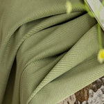 Drapé élégant vert pastel avec motif subtil en chevron, idéal pour ajouter une touche de sophistication et de couleur à votre intérieur. Parfait pour le décor de salon ou chambre, il offre une ambiance apaisante et moderne.