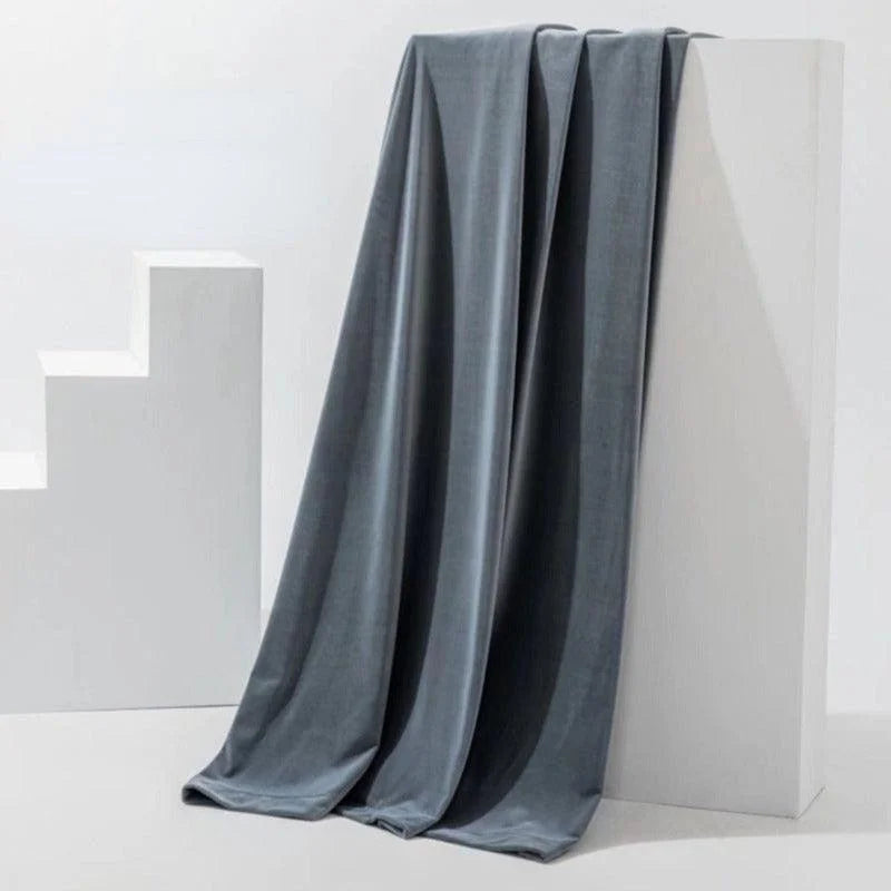 Image d'un rideau gris élégant et moderne, idéal pour apporter une touche sophistiquée à votre intérieur. Parfait pour les salons, chambres ou bureaux, ce rideau ajoute une ambiance contemporaine et chic à votre décoration. Sa couleur neutre se marie harmonieusement avec divers styles d'intérieur.