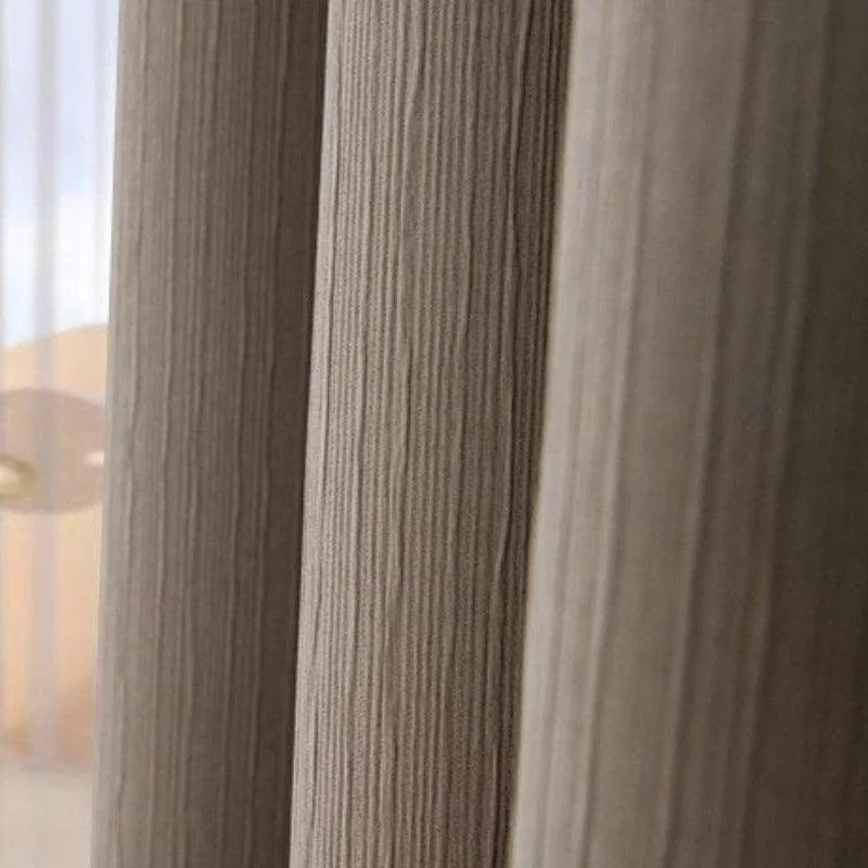 Voilage beige élégant pour salon moderne, offrant une ambiance chaleureuse et tamisée idéale pour tout intérieur contemporain.