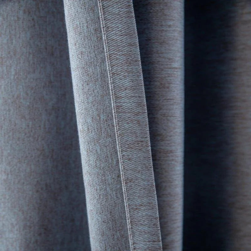 Rideau élégant de couleur grise parfaite pour décorer votre intérieur, apportant une touche moderne et sophistiquée à votre salon ou chambre à coucher, améliore l'esthétique tout en offrant une ambiance chaleureuse et accueillante.