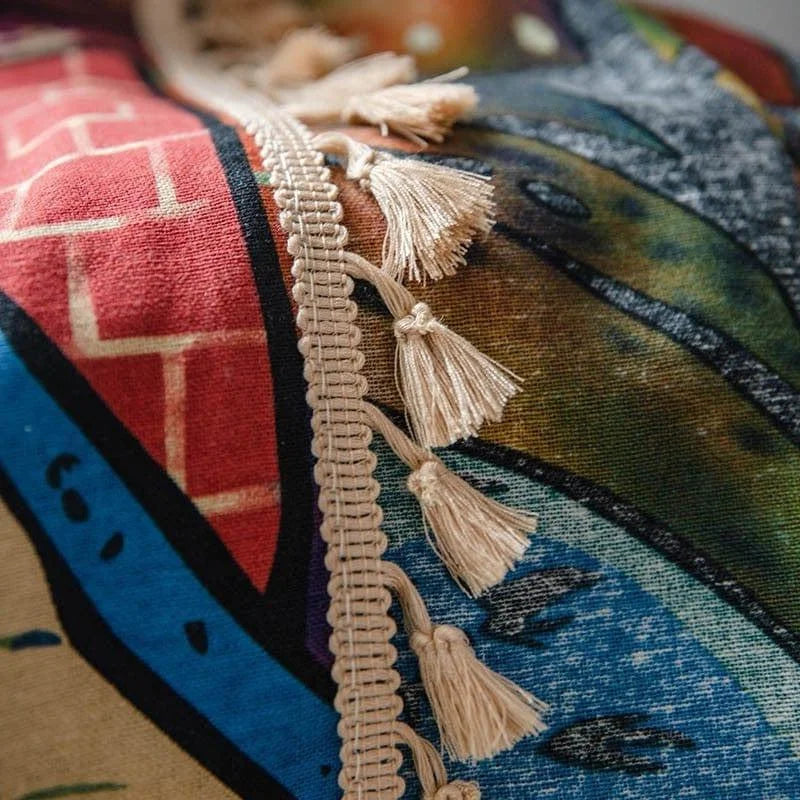 Coussin décoratif coloré avec motifs géométriques et franges élégantes. Idéal pour ajouter une touche artistique et moderne à votre intérieur, que ce soit dans le salon ou la chambre. Accessoire parfait pour rehausser la décoration de votre maison avec originalité.