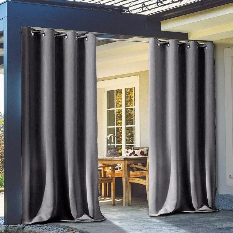 Rideaux d'extérieur gris foncé pour terrasse, idéaux pour créer un espace de détente ombragé et élégant. Faciles à installer grâce aux œillets, ces rideaux ajoutent une touche de modernité à votre espace extérieur tout en préservant l'intimité. Transformez votre patio en un lieu accueillant avec ces rideaux de caractère.