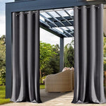 Rideaux d'extérieur pour terrasse avec œillets, idéals pour optimiser l'intimité et ajouter une touche élégante à votre espace extérieur. Ces rideaux de couleur sombre créent une ambiance chaleureuse et conviviale, parfaits pour protéger du soleil et du vent tout en rehaussant le style de votre pergola ou jardin. Faciles à installer et fonctionnels, ils sont un atout pour profiter pleinement de vos moments de détente en plein air.