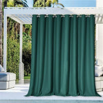 Rideau d'extérieur élégant de couleur vert sombre, idéal pour créer une atmosphère intime sur une terrasse ou un patio. Conception avec des oeillets métalliques pour une installation facile et un style moderne. Parfait pour ajouter une touche de sophistication et d'intimité à vos espaces extérieurs.