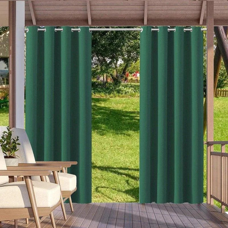 Rideaux occultants verts pour terrasse, créant une ambiance extérieure chic et confortable. Profitez d'une intimité optimale tout en ajoutant une touche de style à votre espace extérieur. Idéal pour les jardins et les patios modernes.