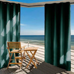 Rideaux opaques pour terrasse extérieure avec vue sur la mer, créant un espace privé élégant. Idéal pour une ambiance relaxante sur un balcon ensoleillé avec mobilier en bois. Parfaits pour se protéger du soleil tout en profitant de la vue panoramique.