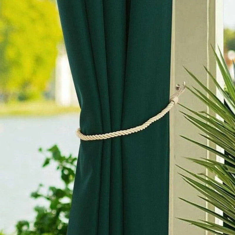 Embrasse-rideaux élégante de couleur beige pour un maintien efficace des rideaux, ajoutant une touche raffinée à votre décoration intérieure. Accessoire parfait pour valoriser les rideaux dans votre salon ou chambre.