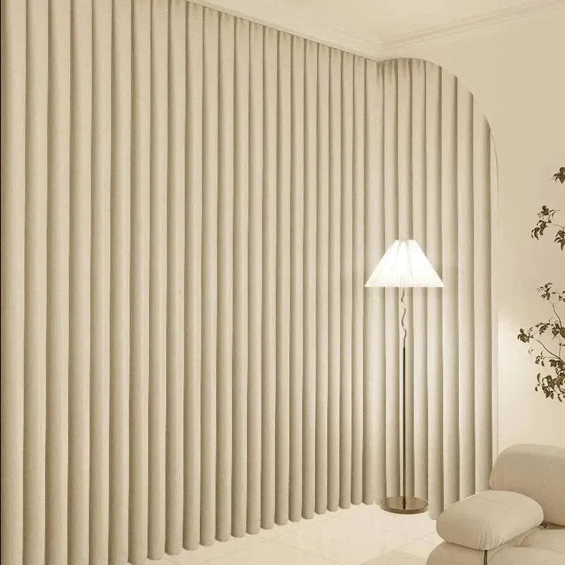 Rideau élégant et moderne pour salon, couleur neutre, design plissé, parfait pour créer une atmosphère chaleureuse et sophistiquée. Idéal pour habiller les fenêtres avec style et ajouter une touche contemporaine à votre décoration intérieure.