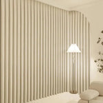 Rideau élégant et moderne pour salon, couleur neutre, design plissé, parfait pour créer une atmosphère chaleureuse et sophistiquée. Idéal pour habiller les fenêtres avec style et ajouter une touche contemporaine à votre décoration intérieure.