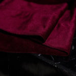 Image d'un tissu élégant de couleur bordeaux, idéal pour la décoration intérieure ou la confection de vêtements raffinés. Parfait pour créer une ambiance chaleureuse et sophistiquée.