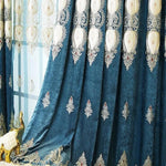 Rideaux élégants bleu foncé avec motifs dorés, parfaits pour ajouter une touche d'élégance et de sophistication à votre salon. Design raffiné idéal pour créer une ambiance chaleureuse et accueillante. Parfaits pour décorer vos fenêtres et transformer l'atmosphère de votre intérieur.