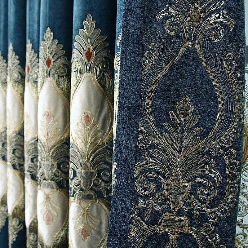 Rideau élégant bleu avec motifs brodés dorés, parfait pour ajouter une touche de sophistication à votre intérieur. Design raffiné et détails artistiques pour un style luxueux et unique. Accessoire chic pour salon ou chambre, idéal pour créer une ambiance chaleureuse et accueillante.