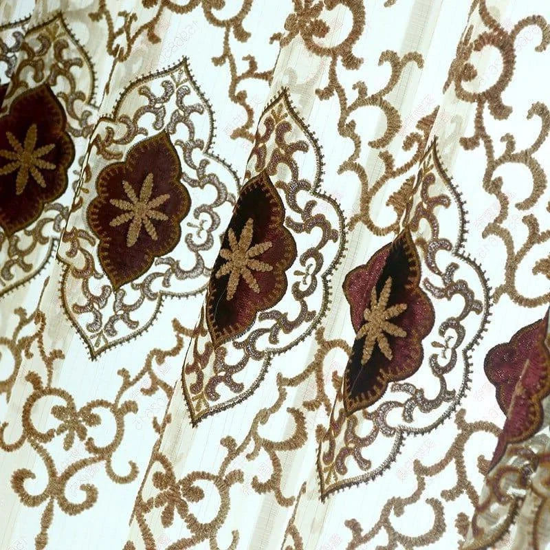 Voilage décoratif beige et marron avec motifs floraux élégants, idéal pour ajouter une touche sophistiquée à votre intérieur. Ce rideau raffiné sublime la lumière tout en habillant vos fenêtres avec charme et élégance, parfait pour un salon ou une chambre à coucher.