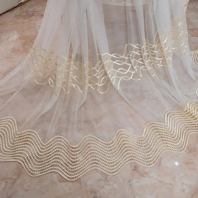 Voilage élégant avec motifs brodés pour décoration intérieure, idéal pour ajouter une touche raffinée à votre salon ou chambre. Apporte luminosité et style moderne à votre espace de vie. Accessoire indispensable pour une ambiance chaleureuse et accueillante. Parfait pour harmoniser avec divers styles de mobilier.