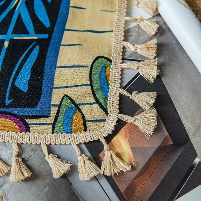 Tapis mural coloré avec motifs géométriques et franges décoratives, idéal pour ajouter une touche artistique et moderne à votre intérieur. Accessoire tendance pour rehausser la décoration de votre salon ou votre chambre avec ses couleurs vives et ses détails uniques. Parfait pour les amateurs de design contemporain.