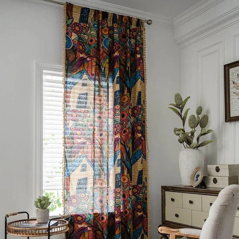 Rideau coloré avec motif artistique représentant des maisons et des fleurs, idéal pour ajouter une touche de style bohème à votre intérieur. Décoration de salon moderne avec une plante en pot et un design lumineux attirant pour illuminer votre espace de vie. éléments déco tendance pour un intérieur chaleureux et accueillant.