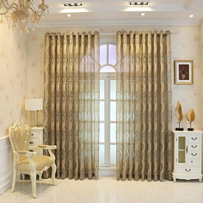Rideaux élégants aux motifs floraux dorés dans un salon chic, offrant une ambiance raffinée et chaleureuse. Idéals pour embellir votre espace intérieur avec une touche de sophistication.
