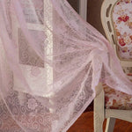 Voilage élégant rose avec motifs floraux, idéal pour ajouter une touche romantique à votre intérieur. Parfait pour un salon ou une chambre, ce rideau laisse entrer une douce lumière tout en préservant l'intimité. Transformation instantanée de votre espace grâce à son design délicat et raffiné.