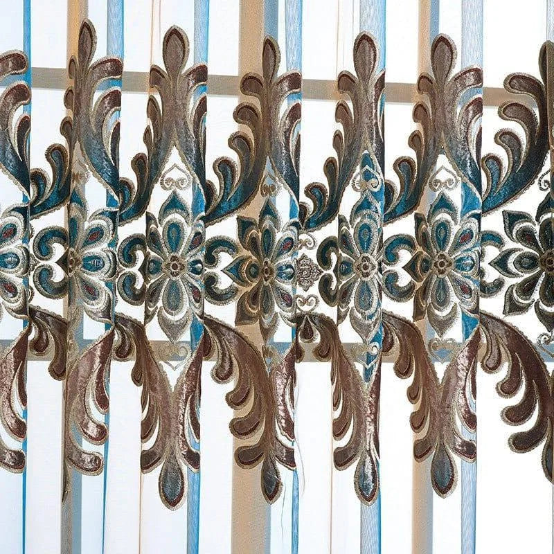 Rideau élégant à motifs floraux et arabesques, idéal pour ajouter une touche de sophistication à votre intérieur. Design chic et raffiné, parfait pour une décoration moderne ou classique. Embellissez votre espace avec ce rideau décoratif unique.