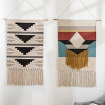 Décor mural bohème avec motifs géométriques et franges, idéal pour un intérieur moderne et chaleureux. Ces tentures murales apportent une touche ethnique et originale à votre décoration intérieure. Parfaites pour ajouter de la couleur et du style à n'importe quelle pièce.