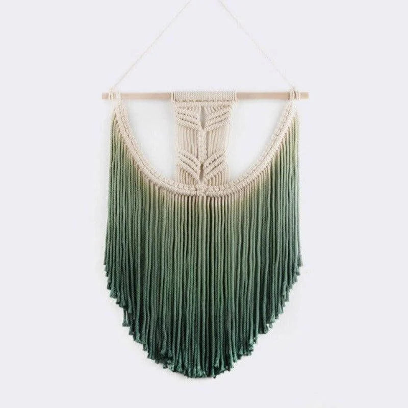 Décoration murale suspendue, design artisanal moderne, coloris dégradé du crème au vert, parfaite pour embellir un salon ou une chambre avec une touche bohème élégante. Idéale pour ajouter du charme et de la texture à votre intérieur.