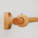 Support de tringle à rideaux décoratif, robuste et élégant, pour installation murale. Idéal pour embellir vos fenêtres avec style tout en garantissant une fixation stable et sécurisée.