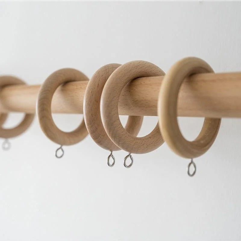 Anneaux de rideaux élégants et modernes sur une tringle, parfaits pour la décoration intérieure et l'ajustement personnalisé des rideaux. Idéal pour salon, chambre ou bureau, ajoutant une touche moderne et fonctionnelle à votre espace.