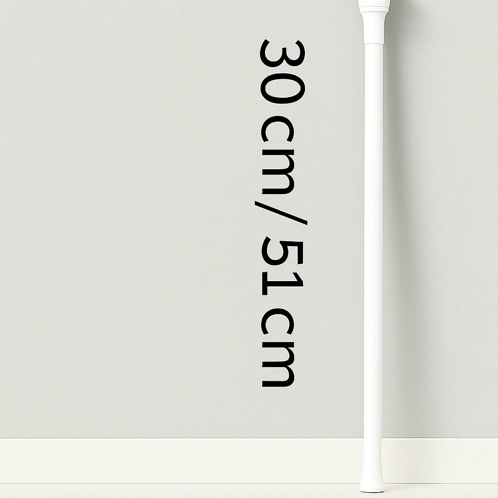 Tringle à rideaux blanche sans perçage installée verticalement avec les dimensions inscrites : 30 cm à 51 cm.