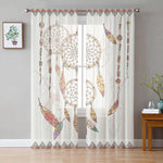 Voilage moderne avec motifs de capteurs de rêves, idéal pour apporter une touche bohème à votre intérieur. Ce rideau élégant embellit la pièce tout en laissant passer la lumière naturelle. Parfait pour une décoration zen et apaisante dans le salon ou la chambre. Accessoire déco tendance avec des dessins colorés, parfait pour créer une ambiance chaleureuse.