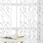 Rideaux légers au motif végétal élégant, idéal pour embellir votre intérieur avec une touche de nature. Ces voilages contemporains permettent à la lumière de filtrer doucement, créant une ambiance apaisante dans le salon ou la chambre. Parfait pour ceux qui recherchent une décoration moderne et épurée tout en préservant l'intimité. Ajoutez une note de fraîcheur à vos fenêtres avec ce design délicat et raffiné.
