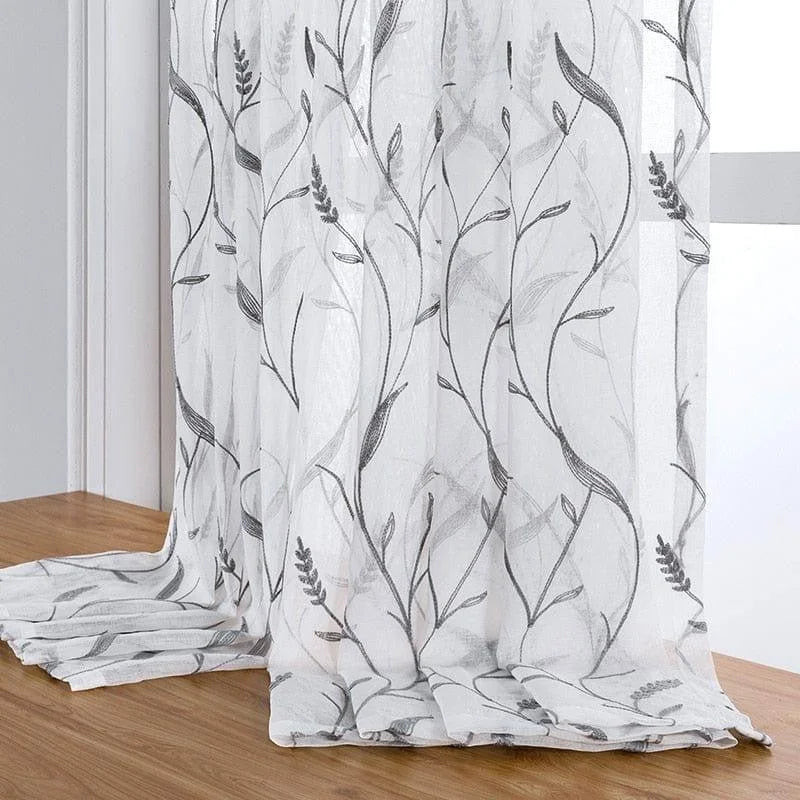 Voilage blanc à motifs végétaux élégants, idéal pour apporter une touche de sophistication à votre intérieur. Ce rideau léger est parfait pour laisser entrer la lumière naturelle tout en préservant l'intimité de votre espace. Adapté à toutes les pièces de la maison, il complémente aussi bien un décor classique que moderne. Facile à installer, il rehausse instantanément l'ambiance de votre salon, chambre ou bureau.