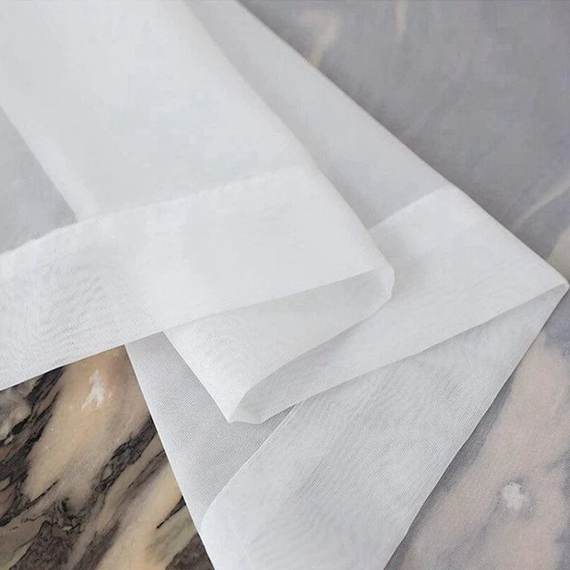 Voilage blanc transparent élégant, idéal pour la décoration intérieure moderne. Ce rideau léger ajoute une touche de sophistication et de luminosité à tout espace de vie, parfait pour les fenêtres du salon ou de la chambre. Accessoire décoratif essentiel pour un intérieur chic et aéré.