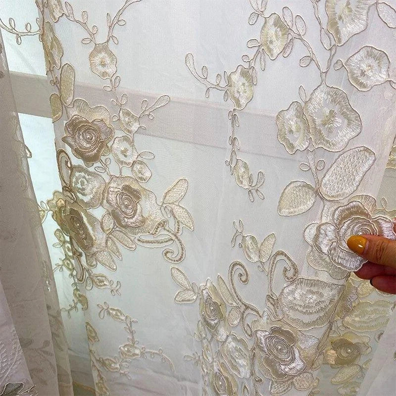 Rideau brodé élégant avec motifs floraux délicats, idéal pour apporter une touche de sophistication à tout intérieur. Ce design raffiné complète magnifiquement les décorations de maison contemporaines ou traditionnelles, transformant chaque pièce en un espace accueillant et chaleureux. Parfait pour les salons, chambres ou salles de séjour.
