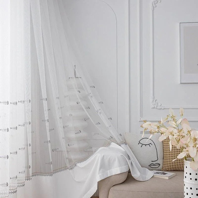 Voilage élégant pour salon moderne, rideau blanc translucide avec motifs délicats, décoration de fenêtre lumineuse. Crée une ambiance douce et raffinée dans votre intérieur. Parfait pour filtrer la lumière tout en préservant l'intimité. Idéal pour harmoniser la décoration de votre maison, ajoutant une touche de sophistication et de style. Accessoire déco indispensable pour sublimer votre espace de vie avec goût.