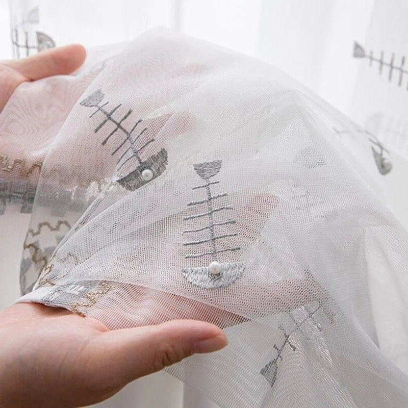 Rideau léger avec motif original de squelettes de poisson, idéal pour ajouter une touche moderne et ludique à votre décoration intérieure. Parfait pour les chambres d'enfant ou les salons décontractés, ce rideau translucide laisse passer la lumière tout en apportant une touche de style.